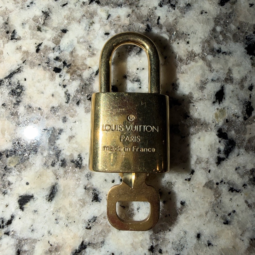 🔐 Authentic Louis Vuitton Lock & Key #300 🔐 - Picture 2 of 3